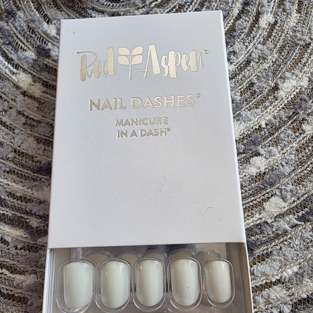 Red Aspen Nail Dashes - White